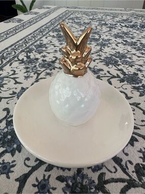8 Oak Lane Ceramic White and Gold Pineapple Jewelry Dish